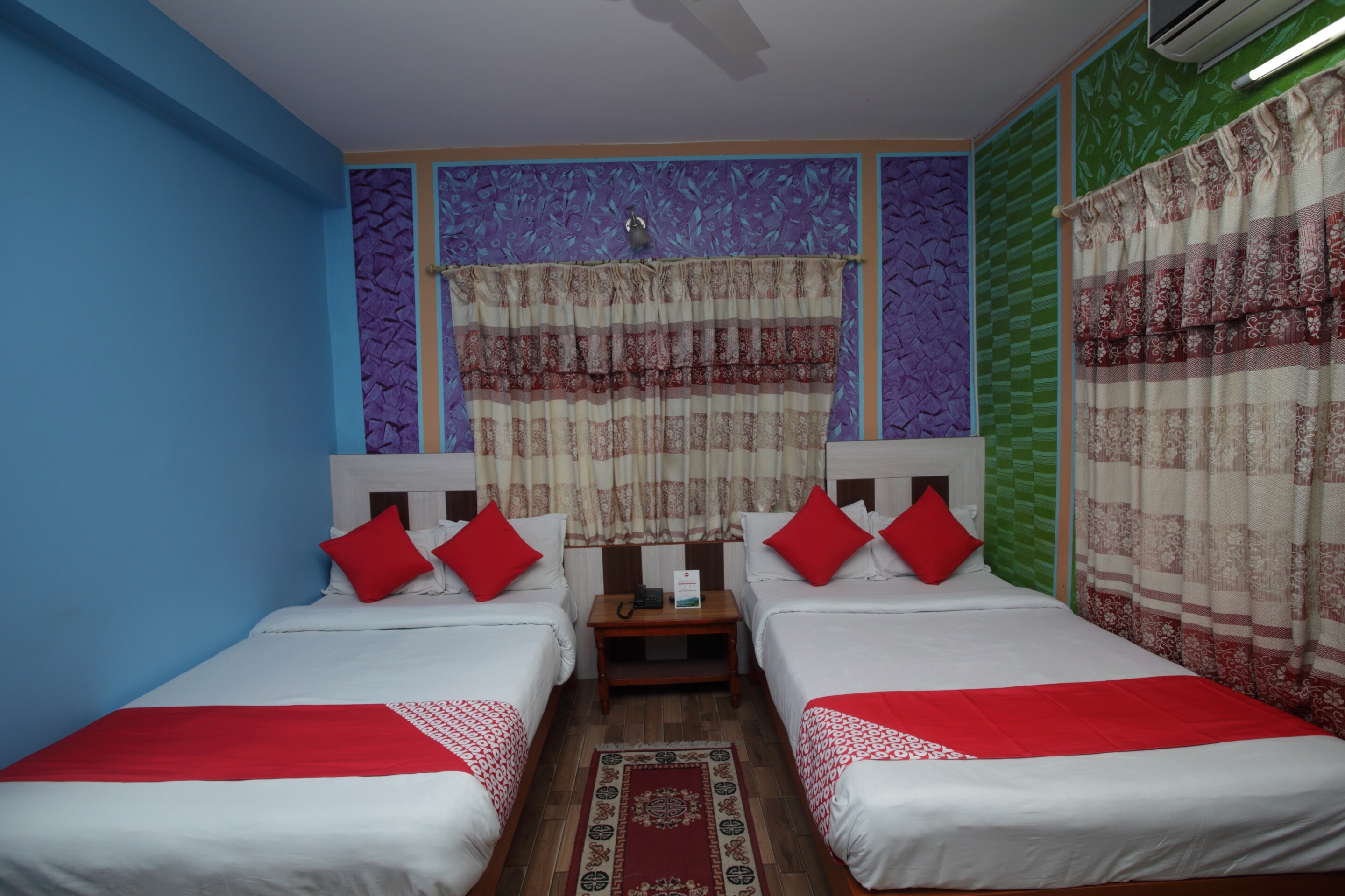 OYO 618 Hotel Middle Point - Tap to explore photos