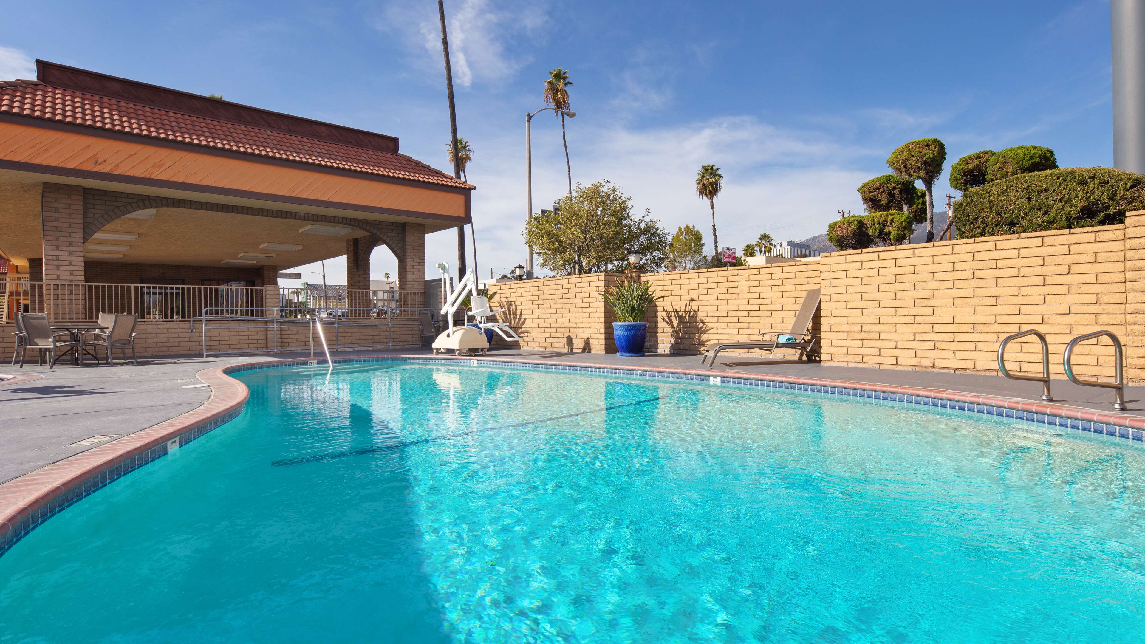 Best Western Pasadena Inn - Tap to explore photos