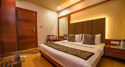 Uddhav Vilas A Family Hotel Room Type - Deluxe Double Room Uddhav Vilas A Family Hotel Room Type - Deluxe Double Room