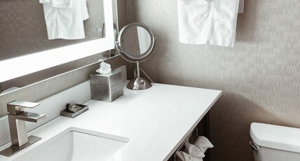 Crowne Plaza Chicago SW - Burr Ridge Room Type - 1 King Standard Comm Access Roll Shower Crowne Plaza Chicago SW - Burr Ridge Room Type - 1 King Standard Comm Access Roll Shower