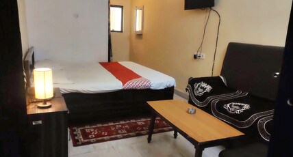 Hotel Standar Palace Room Type - Standard room with private washroom