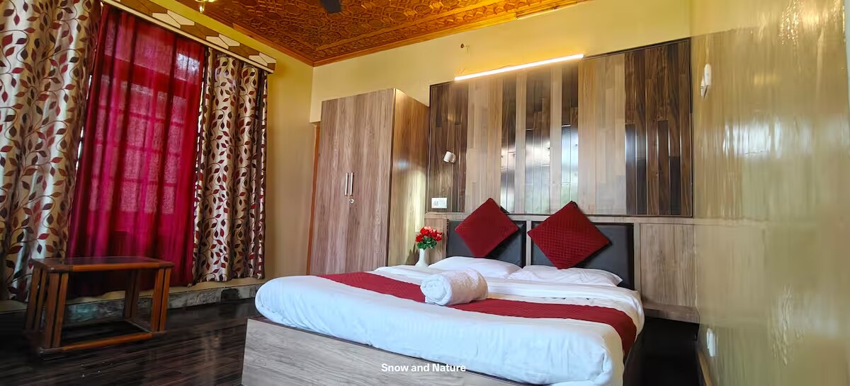 Ainoor Cottage | A Minute Walk to Dal Lake - Tap to explore photos