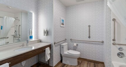 Hampton Inn Colorado Springs Northeast Room Type - 2QN ACCESSIBLE TUB