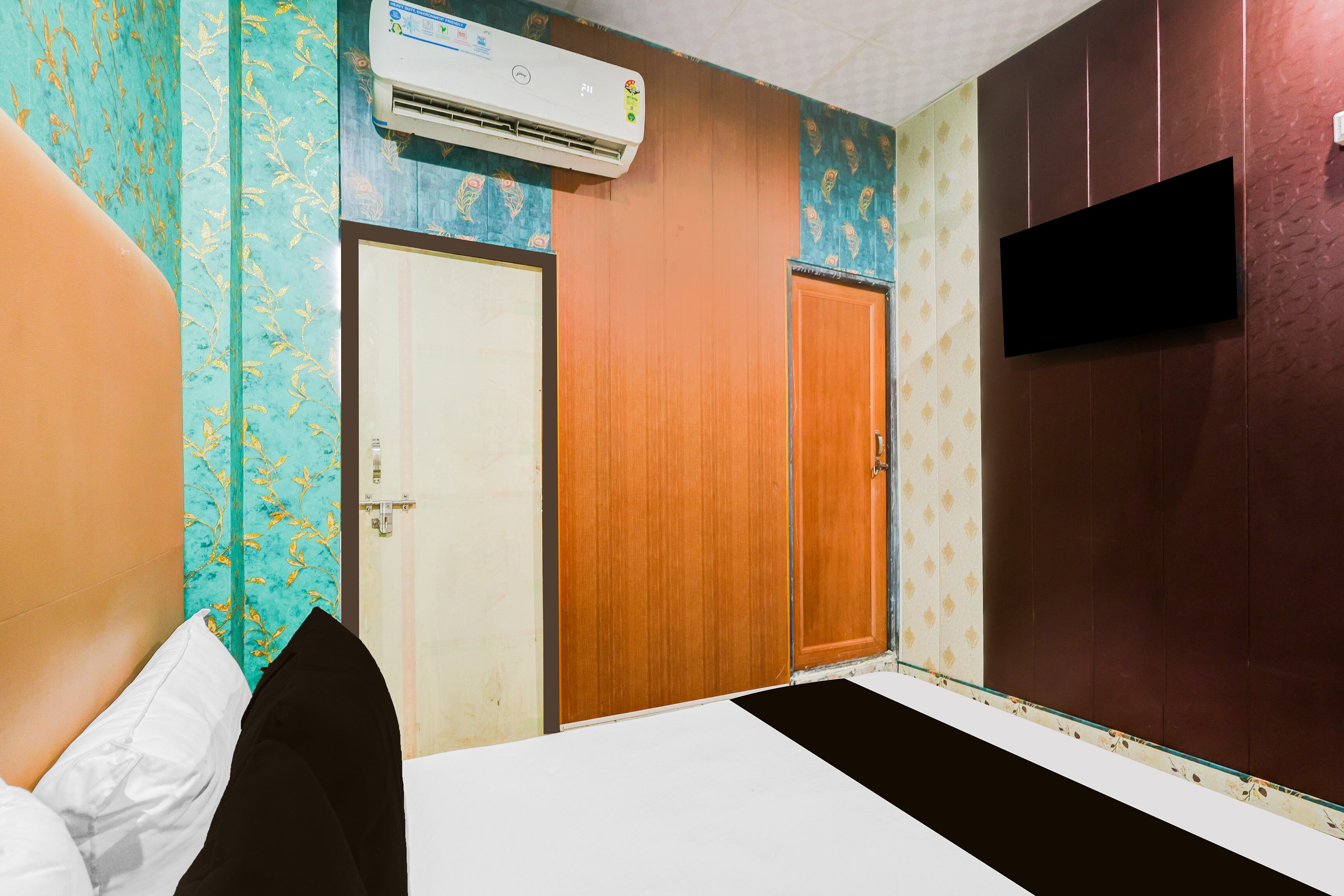 Hotel O by OYO Shotel - Tap to explore photos