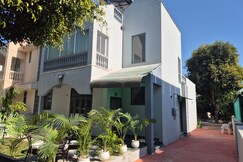 The Palm Villa Modern Private Villa with Lawn