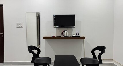 Sathya's Breezoraa Room Type - Standard room with queen bed (Non-Ac)