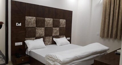 Gokul Grand Room Type - Deluxe Double