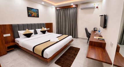 Hotel Groves Room Type - Premium Room
