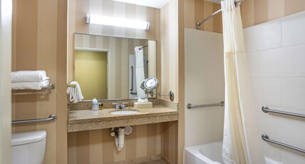 Best Western Plus University Park Inn & Suites Room Type - Accessible - 1 King, Mobility Accessible, Bathtub, Non-Smoking, Full Breakfast