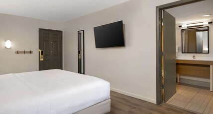 Spark by Hilton Rock Springs Room Type - 1 KING MOB HEAR ACCESS TUB