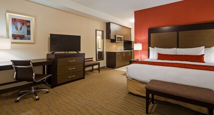 Best Western Plus Merritt Hotel Room Type - 1 King Bed, Non-Smoking, Kitchenette, Balcony, Microwave And Refrigerator, Wi-Fi, Full Breakfast