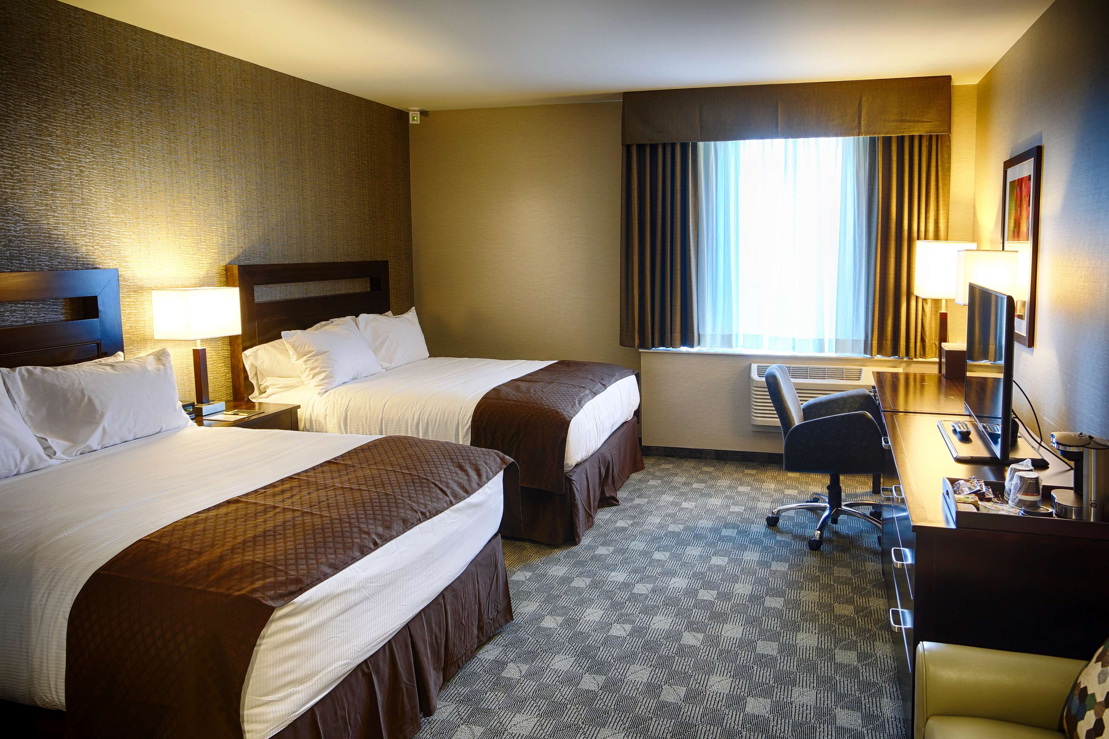 DoubleTree by Hilton Lawrenceburg - Tap to explore photos