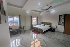 AC Budget Room near ISBT and Graphic era