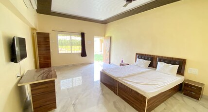flora green lawn & resort Room Type - deluxe room