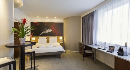 Novotel Poitiers Site du Futuroscope Room Type - Junior Suite - 1 king-size bed and 1 double sofa bed