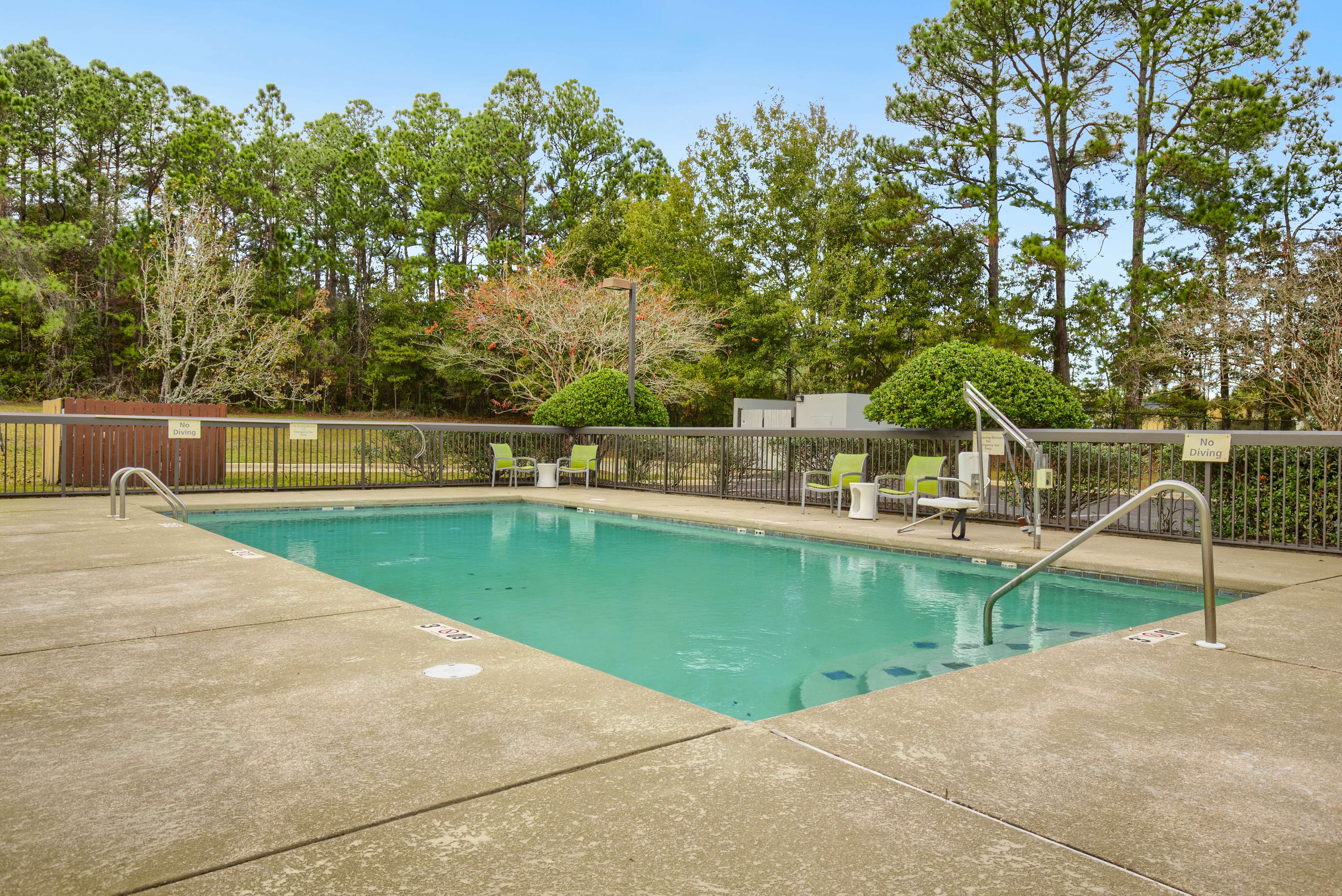 Hampton Inn by Hilton Mobile-I-10/Bellingrath Gardens - Tap to explore photos