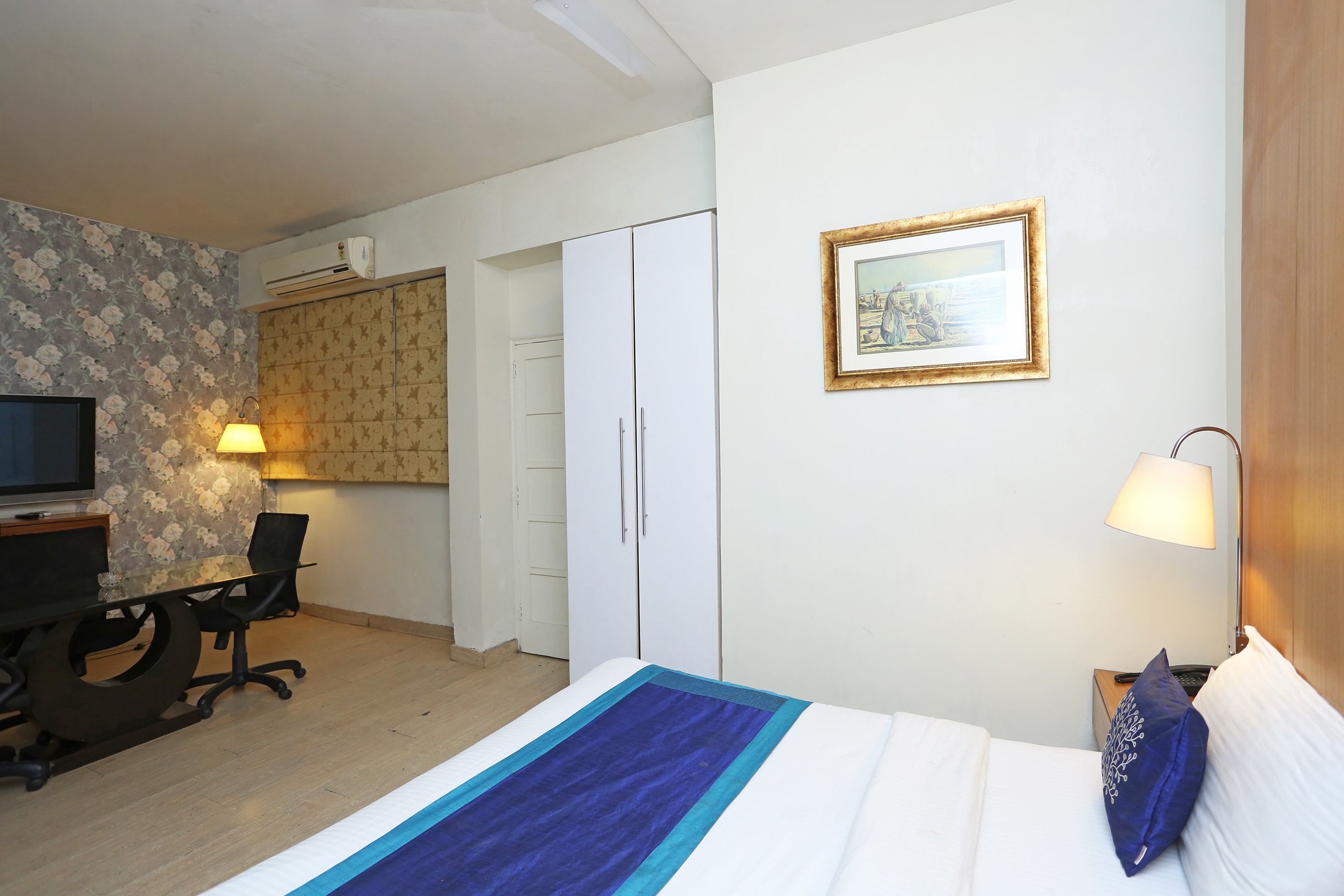 Hotel O Gem 92 - Tap to explore photos