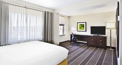 Holiday Inn Express SAULT STE MARIE Room Type - 1 Queen Communication Mobility Accessible Rollin Shower Holiday Inn Express SAULT STE MARIE Room Type - 1 Queen Communication Mobility Accessible Rollin Shower
