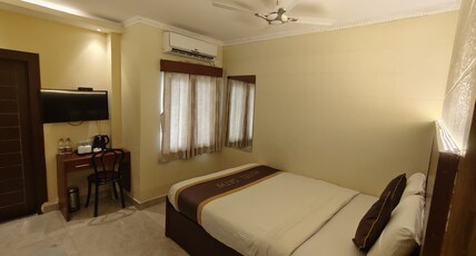HOTEL SATHI TARAPITH Room Type - Standard Deluxe King