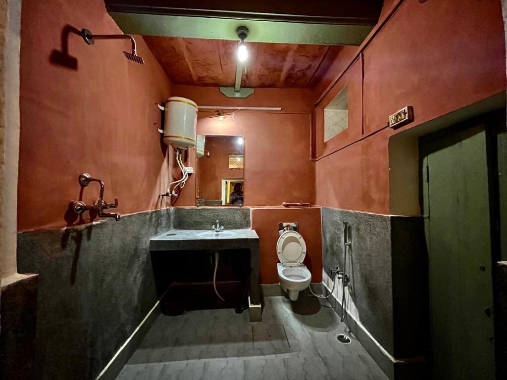 Heritage Home Near Ghat & Temple - Tap to explore photos