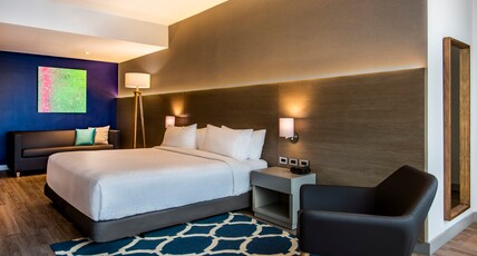 Holiday Inn Express BOGOTA - PARQUE LA 93 Room Type - 1 King Standard Extra Floor Space Holiday Inn Express BOGOTA - PARQUE LA 93 Room Type - 1 King Standard Extra Floor Space