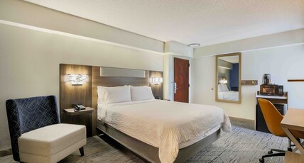 Holiday Inn Express Burlington, an IHG hotel Room Type - 1 Qn Stndrd Comm Mobil Access Roll Shwr
