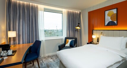 voco DUSSELDORF SEESTERN, an IHG hotel Room Type - 1 King Standard City View voco DUSSELDORF SEESTERN, an IHG hotel Room Type - 1 King Standard City View