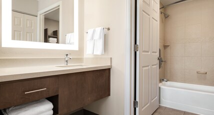 Staybridge Suites OKLAHOMA CITY-QUAIL SPRINGS Room Type - 1 King Bed 1 Bedroom Suite