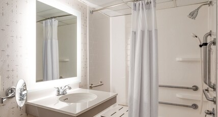 Crowne Plaza Indianapolis Airport Room Type - 2 Bdrm w  King Beds Suite Comm Access w tub