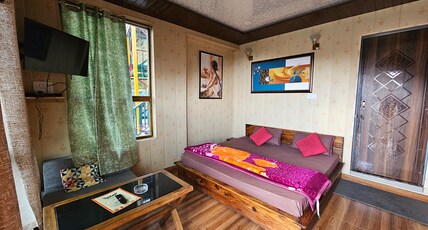 Highlanders cafe and stay Room Type - Deluxe