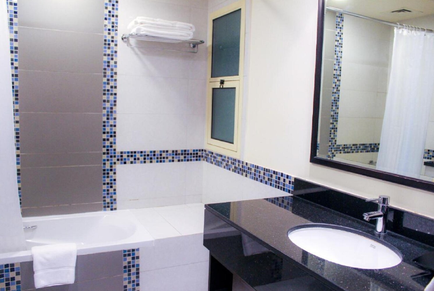 Dunes Hotel Apartment Bur Dubai - Tap to explore photos