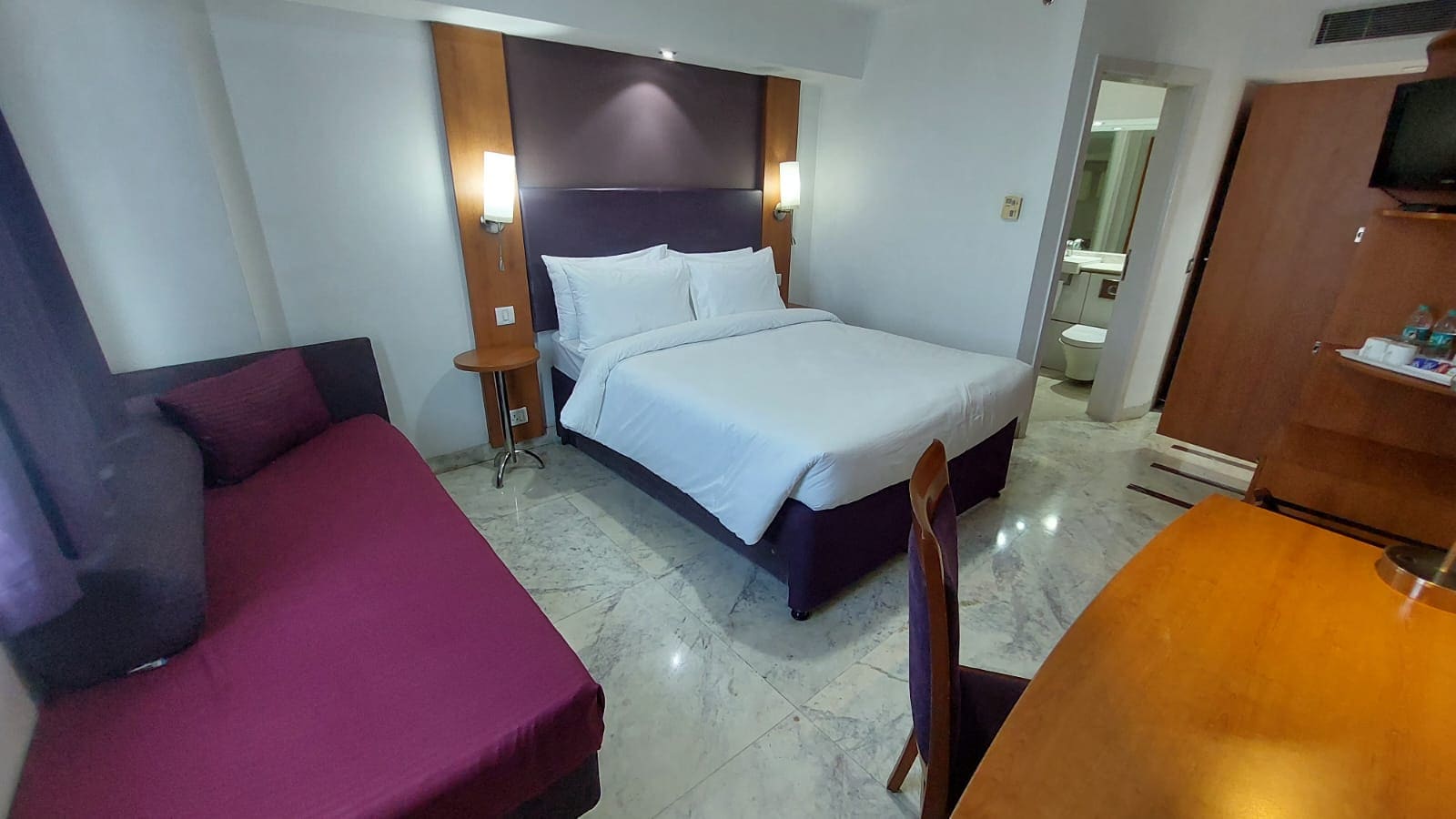 Deventure Hotel Shalimar Bagh Near Max & Fortis Hospital - Tap to explore photos