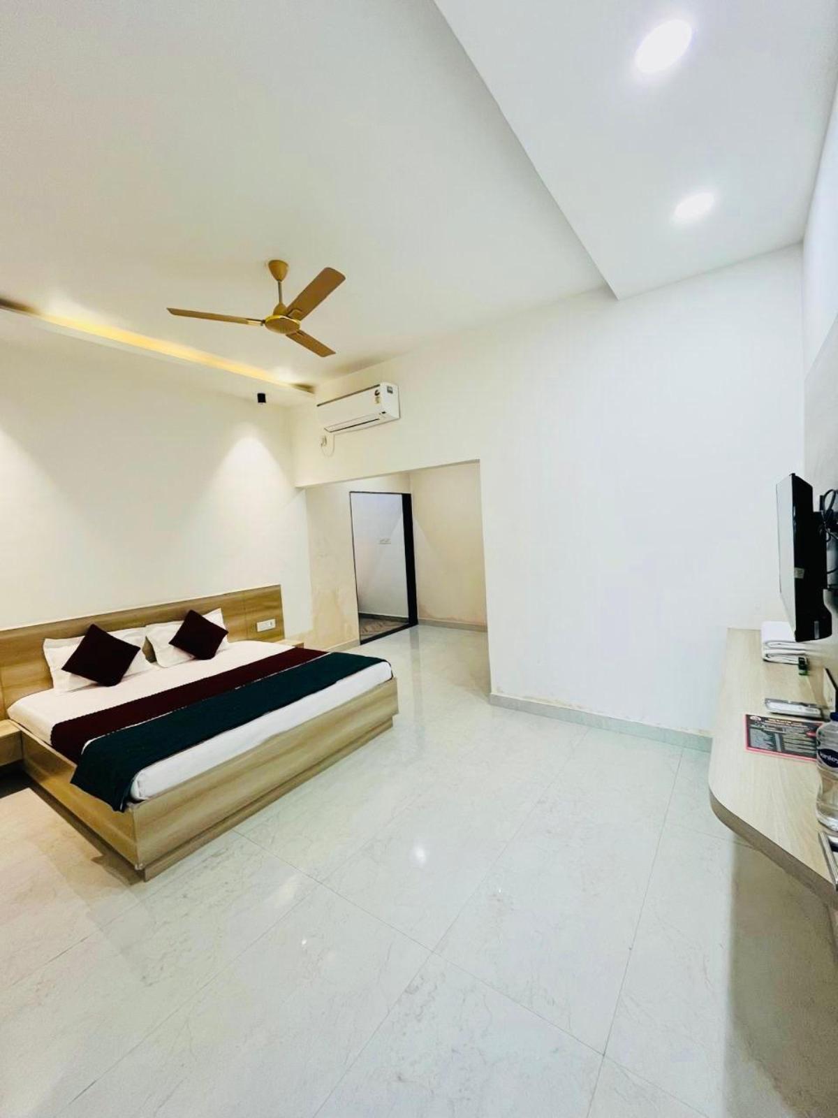 LOG INN BANARAS - Tap to explore photos