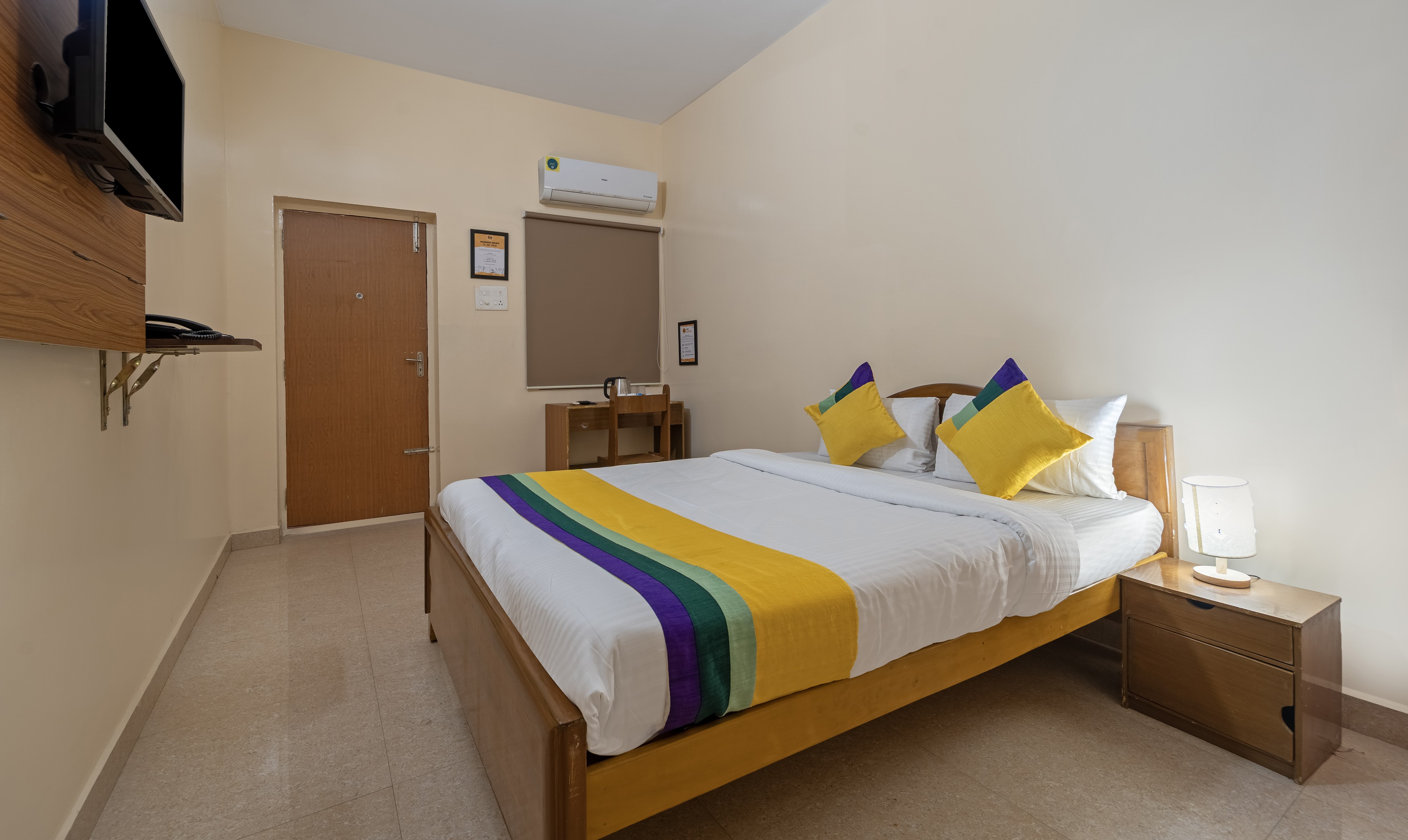 Itsy Hotels Everest Leela Residency - Tap to explore photos