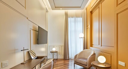 The Britannique Hotel Naples, Curio Collection By Hilton Room Type - KING FAMILY GUEST ROOM