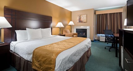 Best Western Plaza Hotel Saugatuck Room Type - 1 King Bed, Non-Smoking, Forest View, Fireplace, Microwave And Refrigerator, Wi-Fi, Continental Brea Best Western Plaza Hotel Saugatuck Room Type - 1 King Bed, Non-Smoking, Forest View, Fireplace, Microwave And Refrigerator, Wi-Fi, Continental Brea