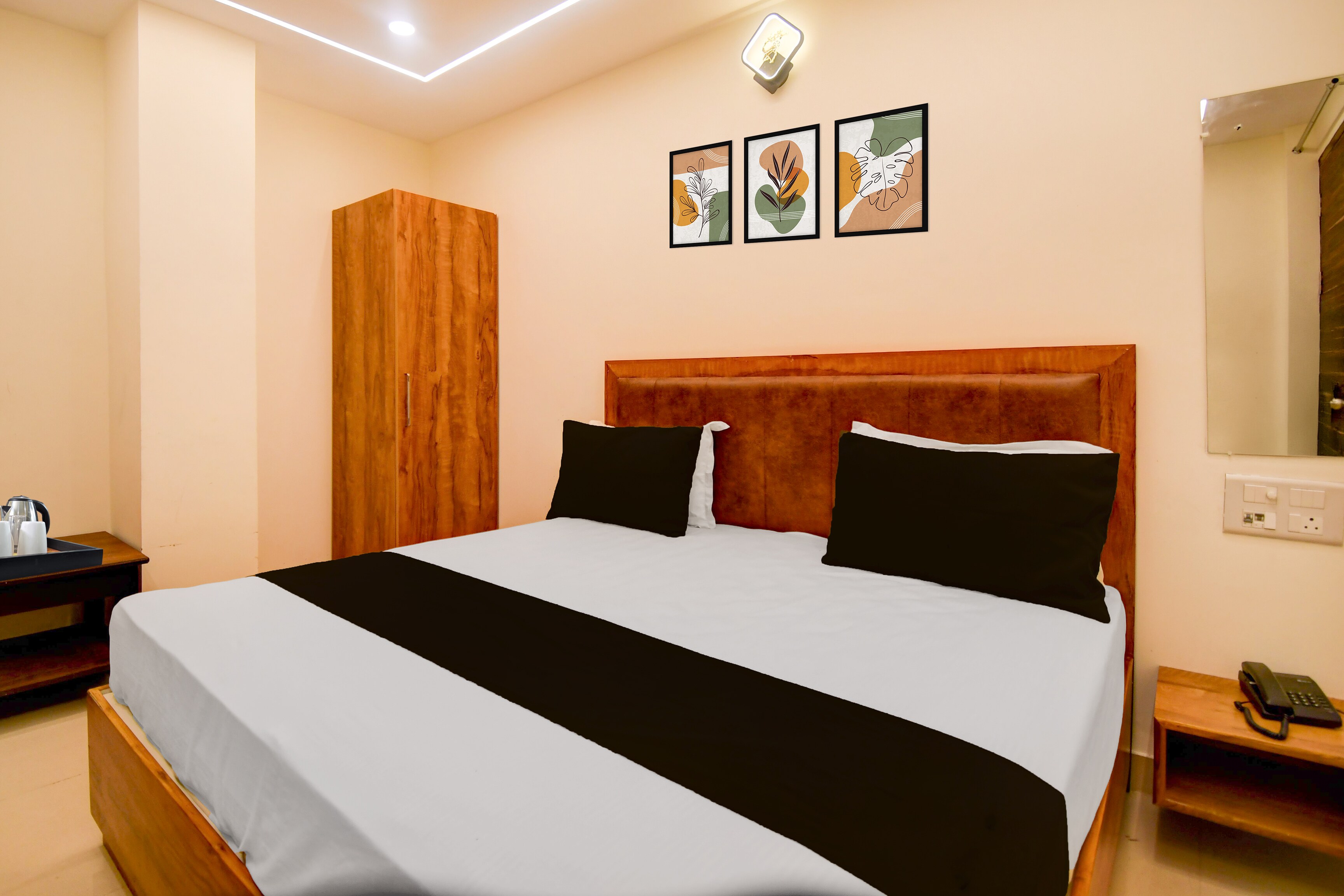 Super Townhouse Gomti Nagar Station Formerly Budget In - Tap to explore photos