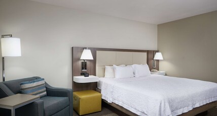 Hampton Inn & Suites by Hilton Rogers Room Type - 1 KING BED NONSMOKING