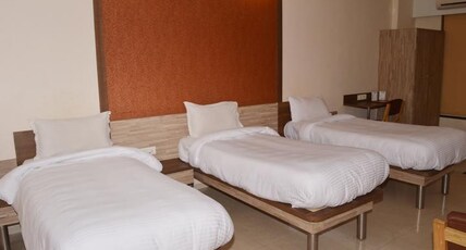Budget Inn Palm Regency Room Type - Business Room TRIPPLE BED