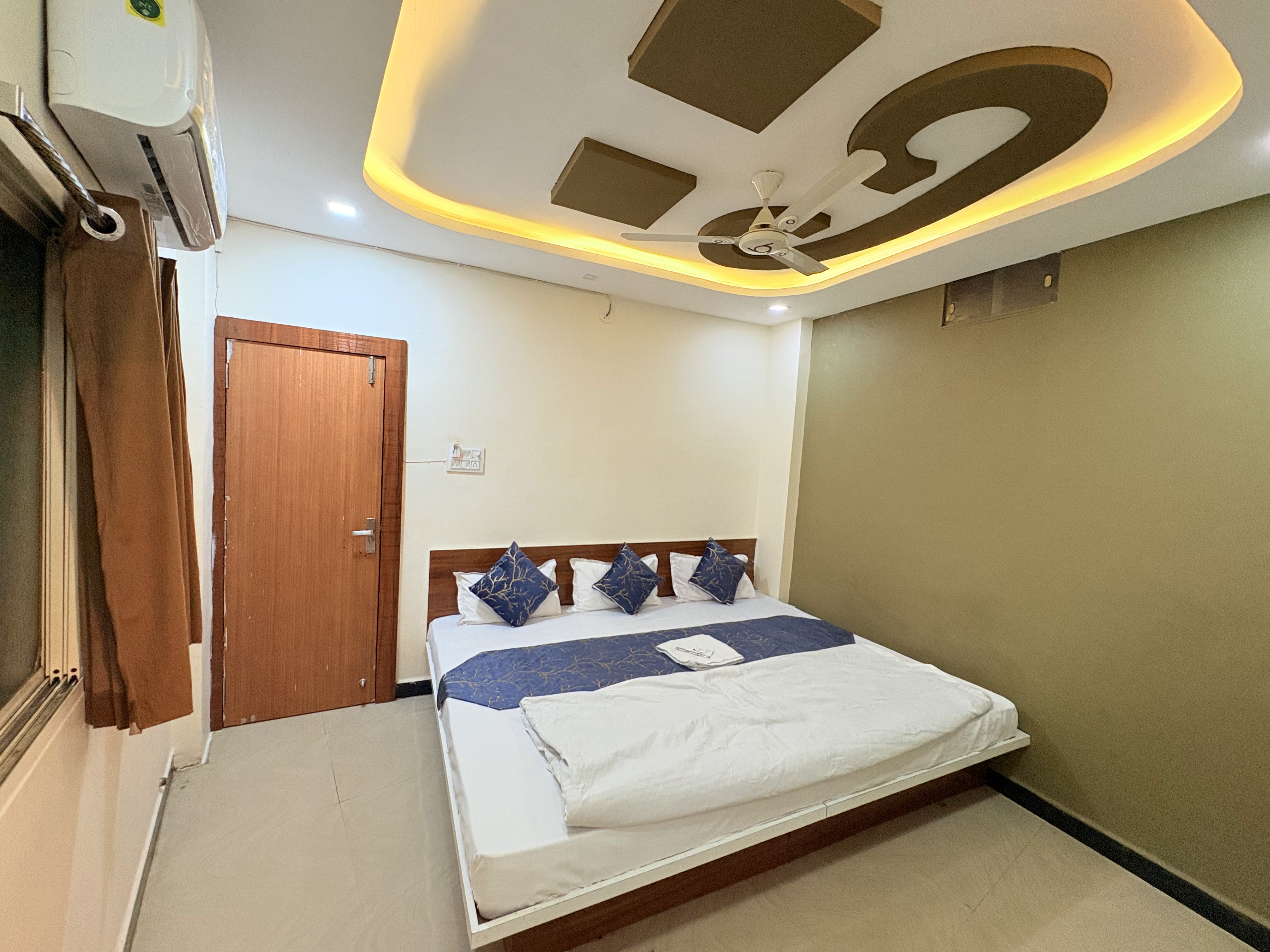 Hotel Shiv Niwas - Tap to explore photos