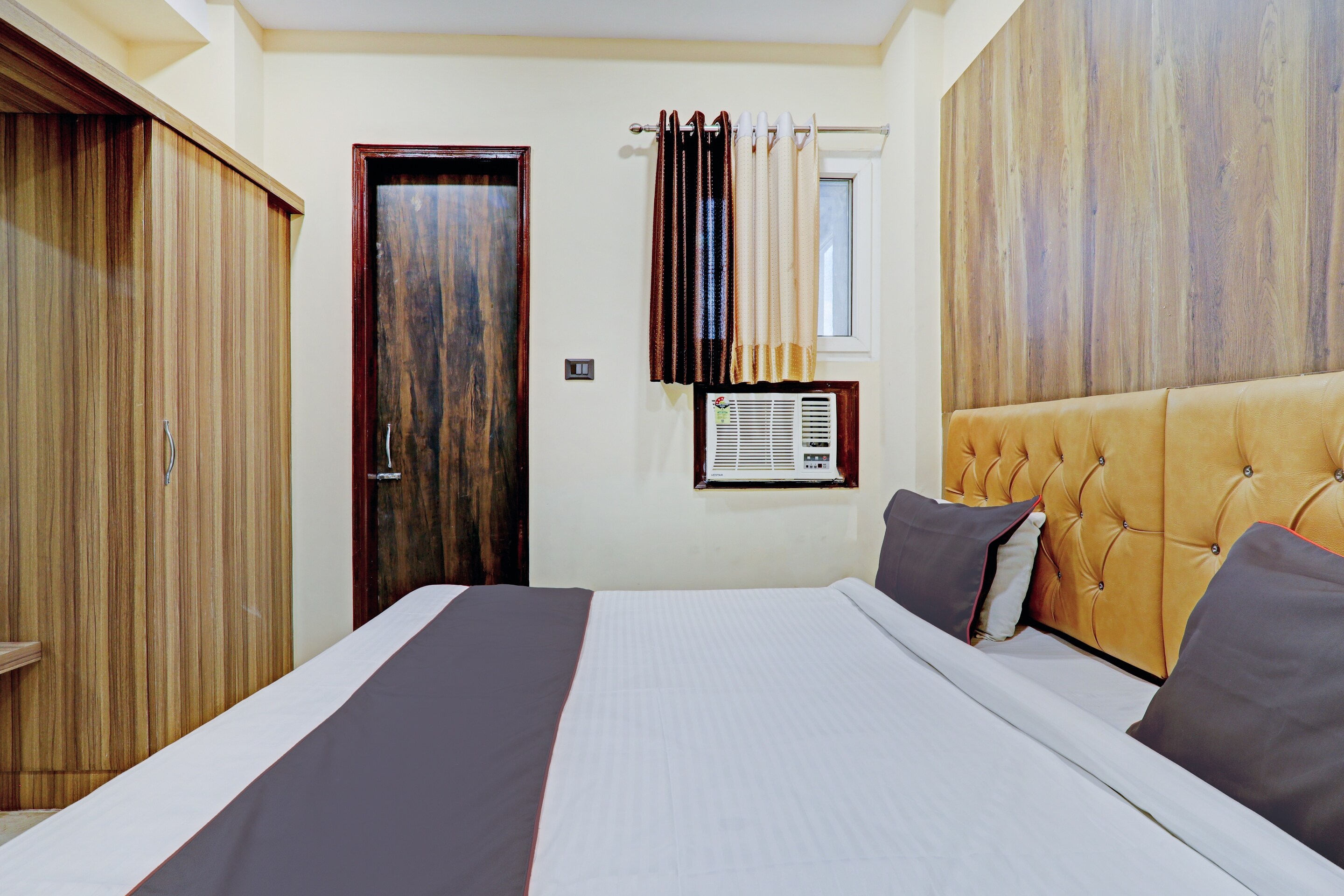 Townhouse Jayati Oasis Inn - Tap to explore photos