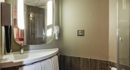 ibis Cahors Room Type - Triple room - 1 double bed, 1 single bed or retractable, bunk