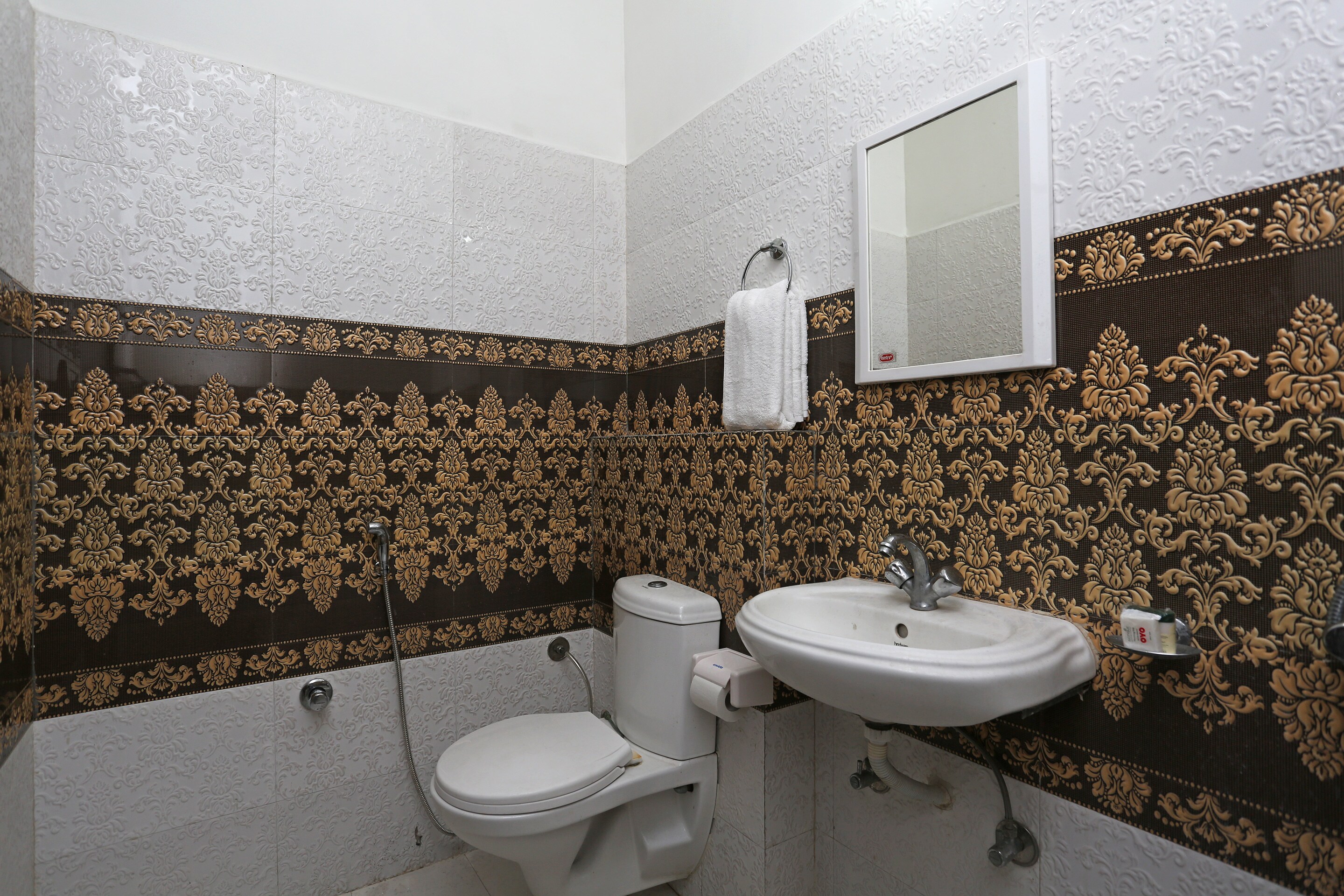 C D Guest House - Tap to explore photos