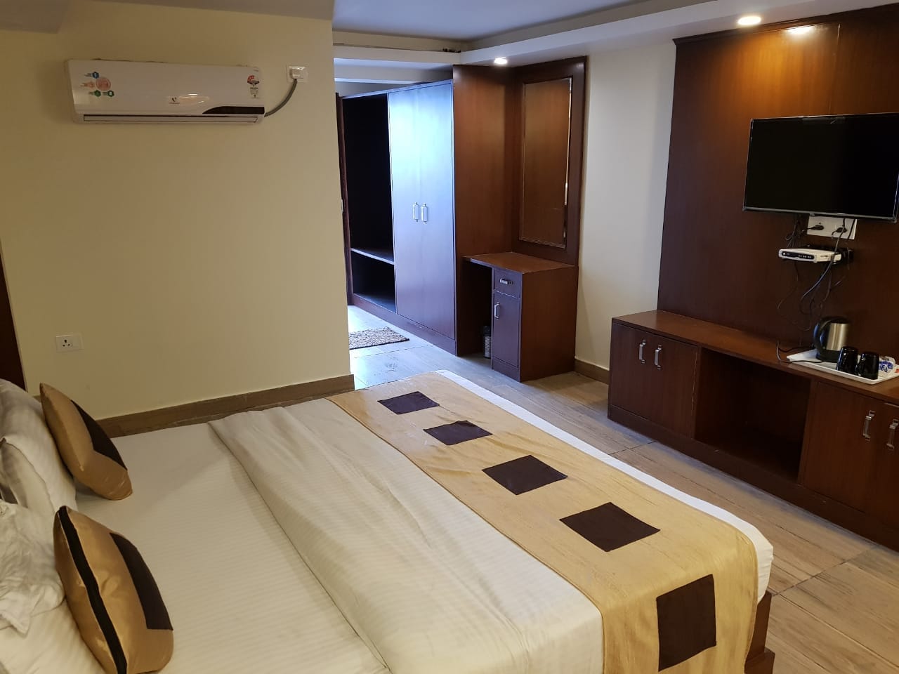 Hotel Paradise Mansion @ Mall Road (Free Onsite Parking), Mussoorie - Tap to explore photos