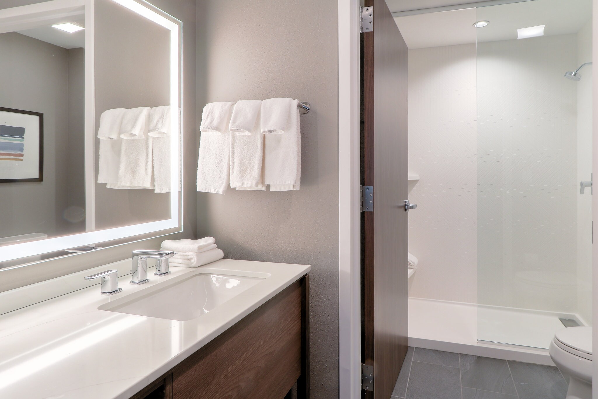 Staybridge Suites PIGEON FORGE - SMOKY MTNS - Tap to explore photos