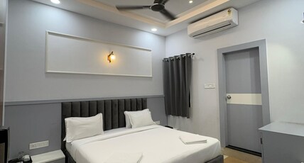 Hotel Nainas Palace Room Type - Deluxe Double Bed Room