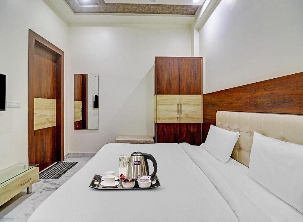 HOTEL R S PALACE - Tap to explore photos