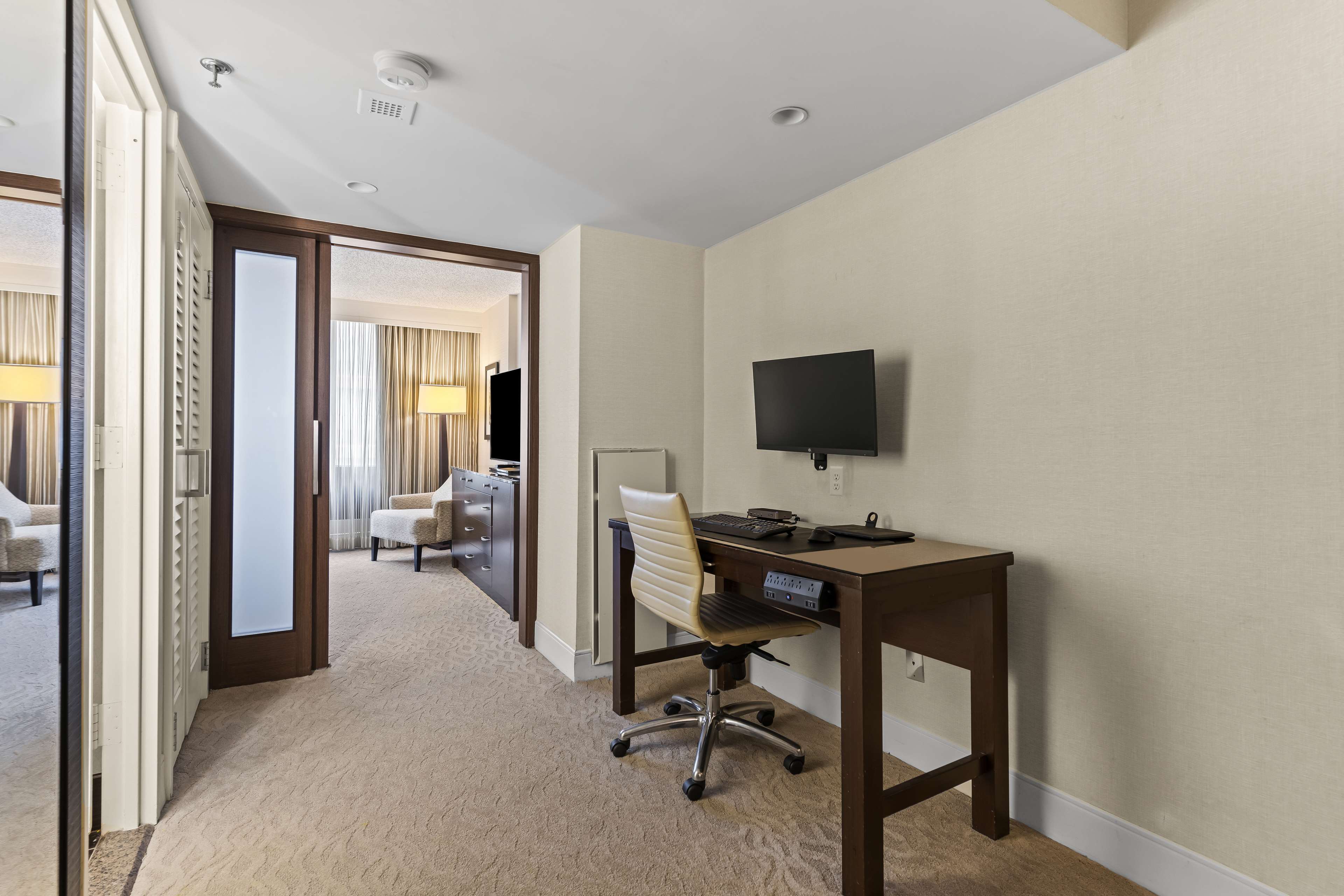 DoubleTree by Hilton Washington DC - Crystal City - Tap to explore photos