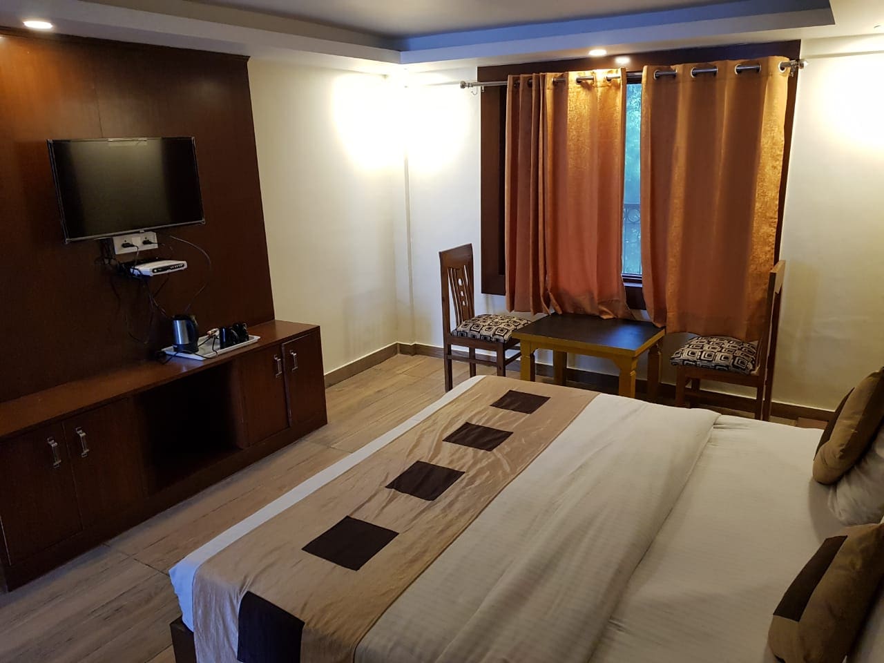 Hotel Paradise Mansion @ Mall Road (Free Onsite Parking), Mussoorie - Tap to explore photos