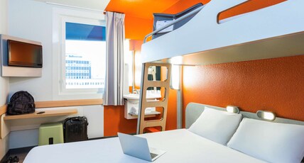 IBIS BUDGET PARIS PTE MONTMARTRE Room Type - TRIPLE - Room with a large bed and a bunk bed IBIS BUDGET PARIS PTE MONTMARTRE Room Type - TRIPLE - Room with a large bed and a bunk bed
